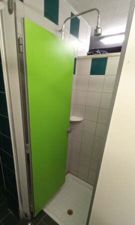 Ansicht einer Dusche des Campingplatzes Serenella