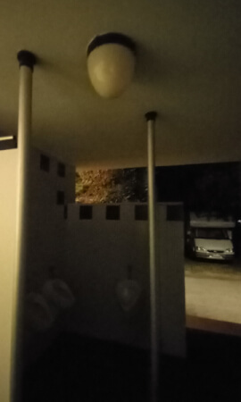 Nicht funkiontierends Beleuchtung im Sanitärbereich des Campingplatzes Serenella